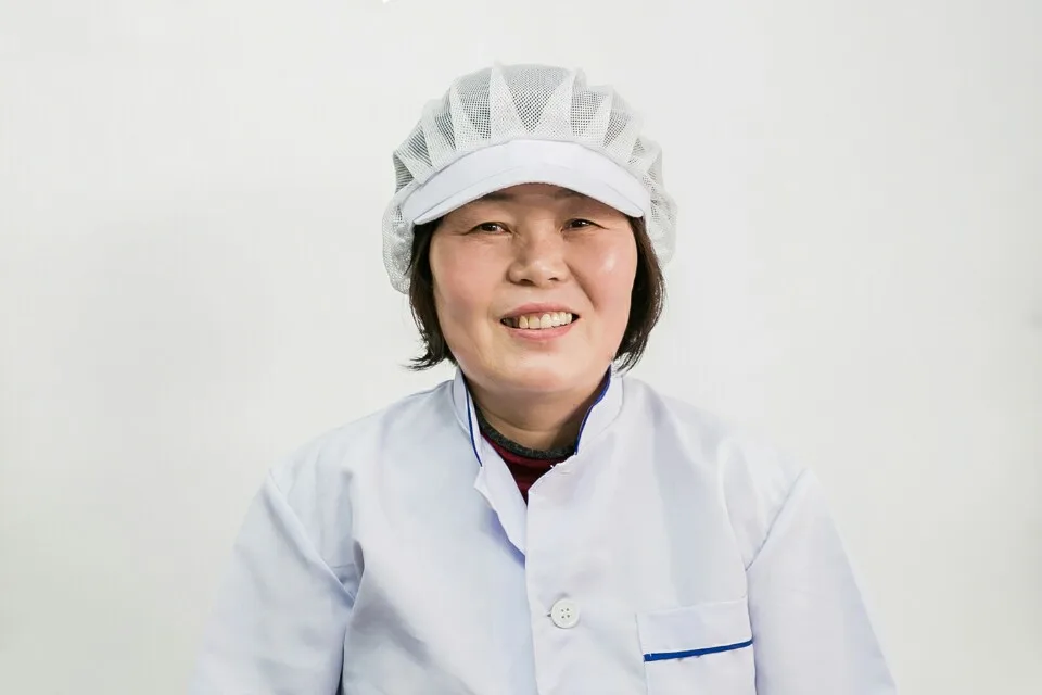 흰 조리복을 입고 웃고 있는 대왕수육 안주인